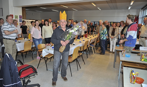 Oslo Janitsjar spiser bursdagskake i pausen tirsdag 22 april på 80 årsdagen til Tore Bjerk
